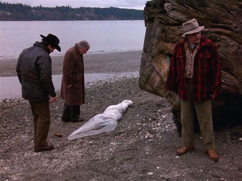 Twin Peaks: An Intriguing Murder Mystery Wrapped in Supernatural Shrouds!